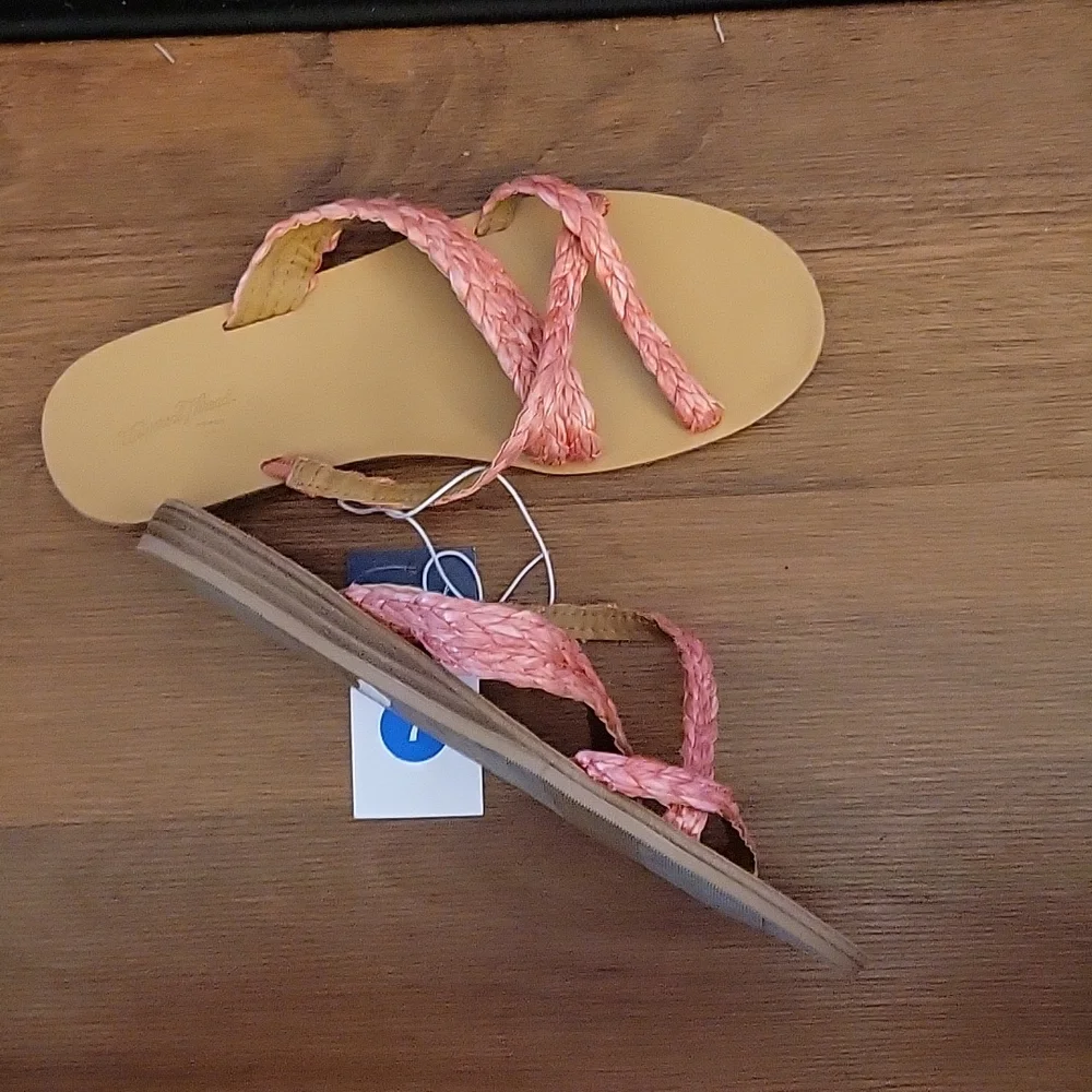 Universal Thread Coral Opal woven straw strap sandal rubber sole stack 7…New